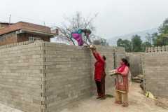 Nepalese women rebuild homes to be earthquake proof 
