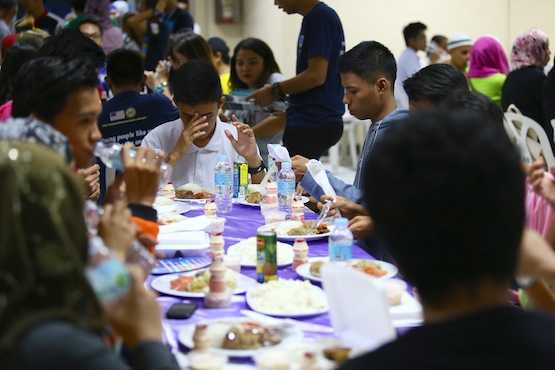 Young Filipino Catholics break Ramadan fast with Muslims 