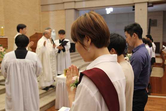 Seoul Catholic parish baptizes 60 North Korean refugees