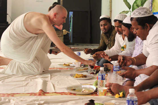 Hindu group hosts fast breaking event for Muslims UCA News