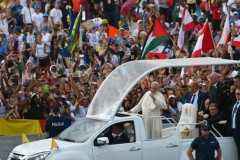 Take risks, pope tells young people