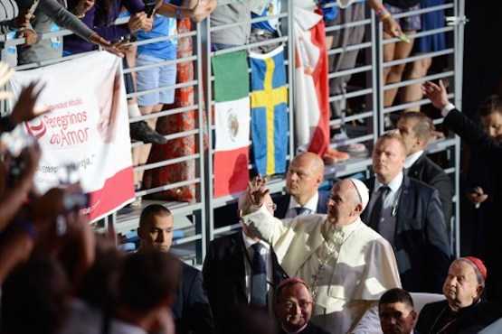 No room for benchwarmers, pope tells youths at vigil