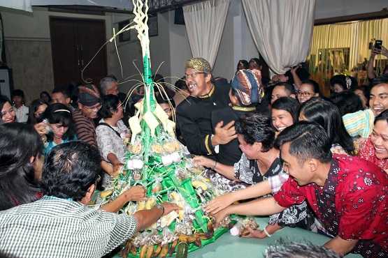Javanese Catholics integrate local traditions in New year Mass 