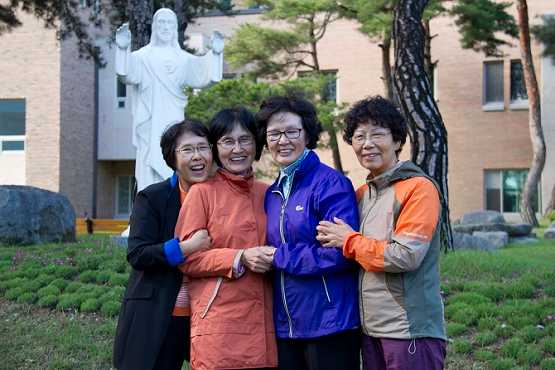 Korean grandmothers complete pilgrimages to 111 holy shrines