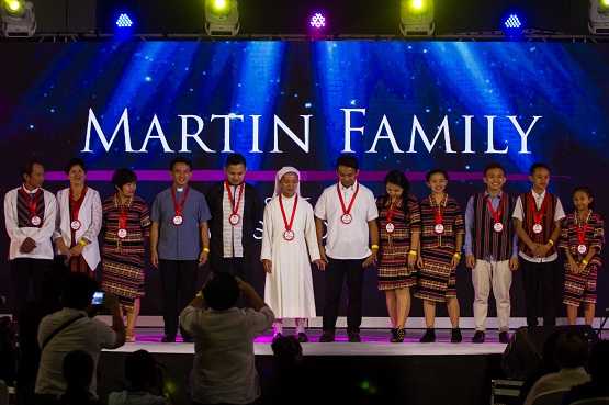 Philippine bishops bestow awards on poor Catholic families