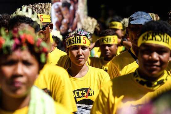 Malaysians turn streets yellow in anti-Najib protest 