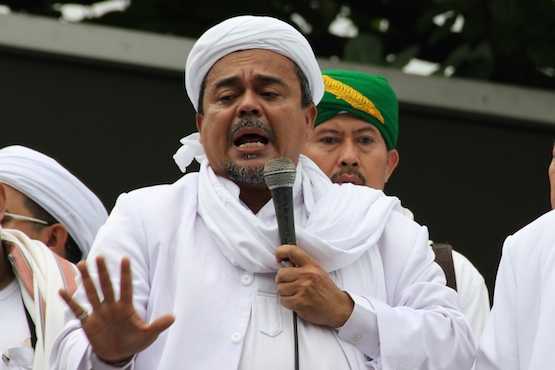 Indonesia lawyers back blasphemy rap against Muslim cleric