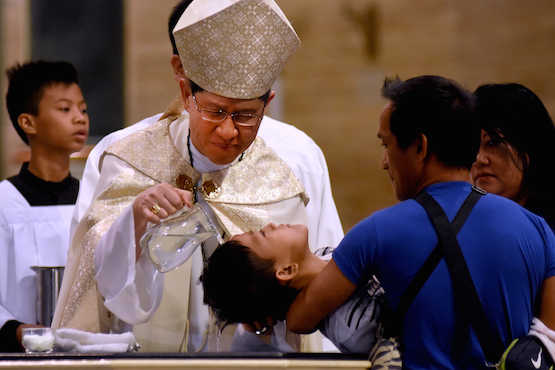 Cardinal Tagle leads baptism of 400 children from Manila slums