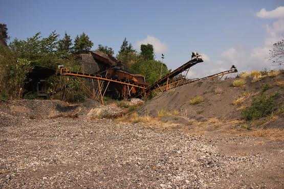 Flores farmers take up pitchforks against mining