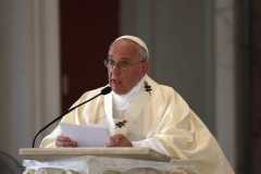 Respond to violence with Christ's love, pope says