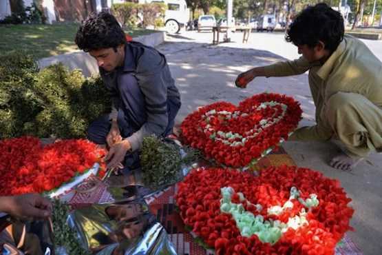 Pakistan bans Valentine's Day 