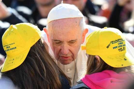 Pope calls for prayers for persecuted Christians