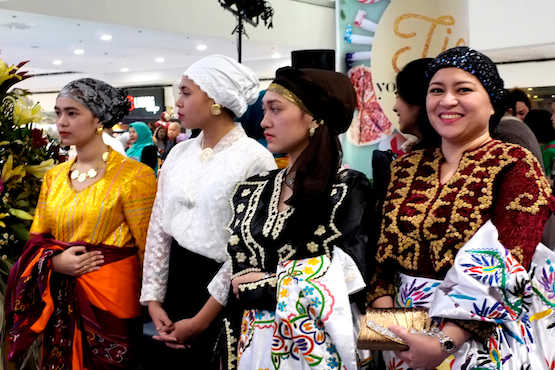Filipino Muslims 'invade' Manila shopping mall
