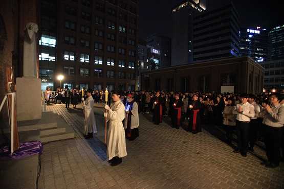 Cardinal Yeom leads Way of Cross for Korean youth