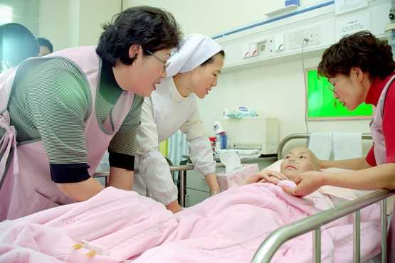 Korean bishops offer advice on life-sustaining treatment