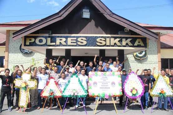 Flowers fight radicalism in Indonesia