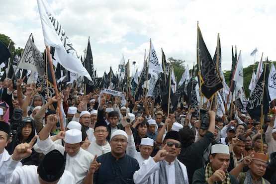 Religious leaders back Indonesian move to ban radical group 
