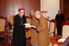 Vietnam's Catholics, Buddhists strengthen ties