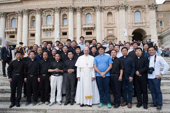 Chinese pilgrims from Verbiest Institute meet pope