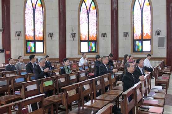 Macau prelate Lee meets China bishop shunned by pope