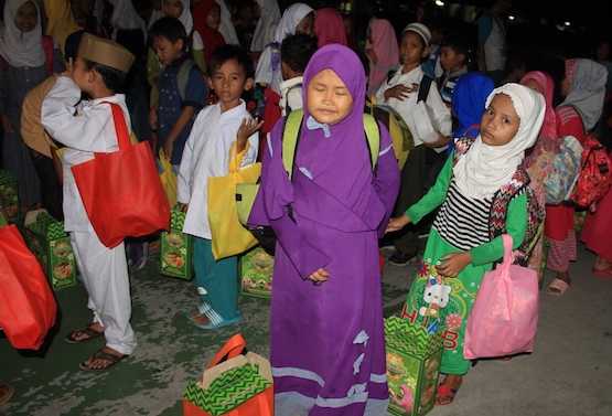 Indonesian Catholics Help Poorest Muslims Celebrate Eid Uca News