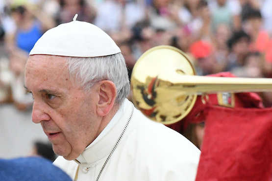 Pope calls on Christians to be meek, reject violence