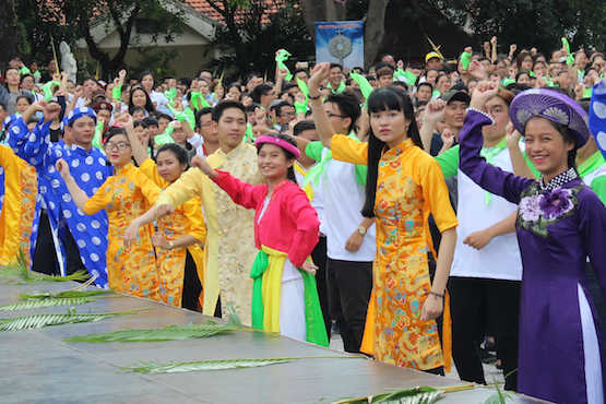 Vietnamese archbishop tells youth to follow human values