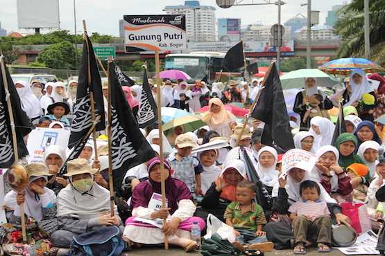 Indonesia to re-educate members of pro-Caliphate group