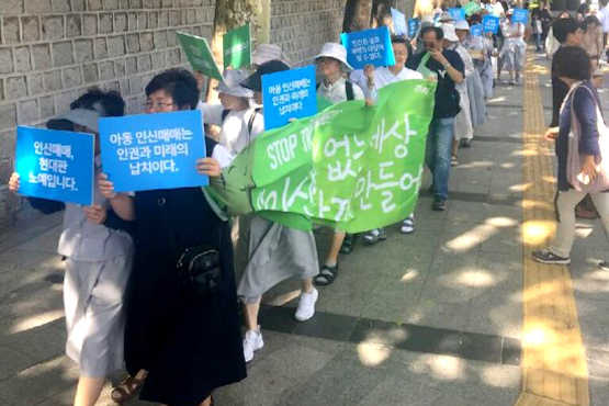 Nuns march through Seoul against human trafficking