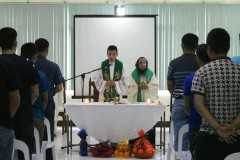 Freed Philippine priest celebrates first Mass since rescue