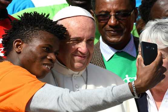 Pope calls on Christians to share hope with migrants