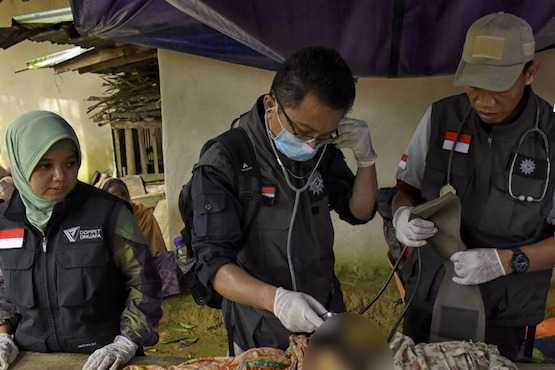 Indonesian Muslims provide healthcare to Rohingya refugees