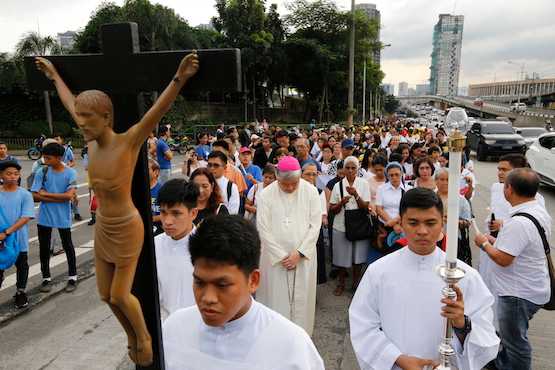 Procession calls for end to drug-war killings in Philippines 