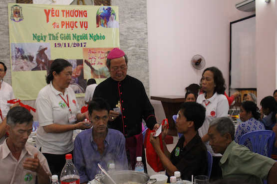 Vietnam archdiocese marks World Day of the Poor by giving food