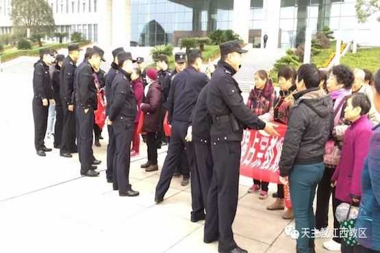 By-law officers assault elderly Catholics in Jiangxi