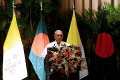 Pope addresses govt authorities, diplomatic corps in Bangladesh