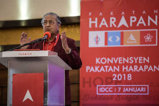 Mahathir returns to Malaysia's political frontline