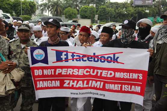 Indonesian Muslim hardliners protest Facebook blocking