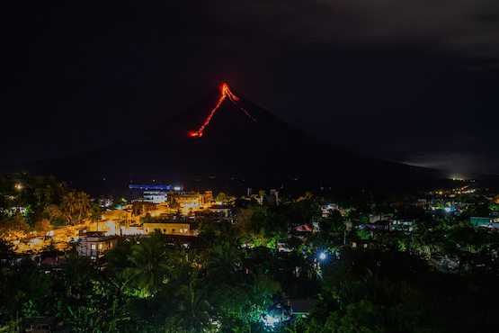 Thousands flee as Philippine volcano threatens to erupt