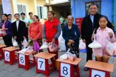 Catholics offer food aid to struggling farmers during Tet