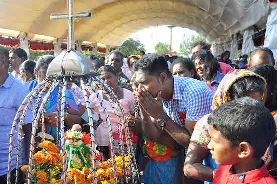 Indian devotees resume pilgrimage to Sri Lankan feast