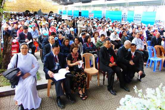 Vietnamese praise Jesuit program for saving marriages