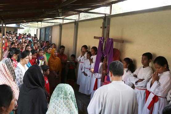 Catholic workers in Bangladesh labor over Lent