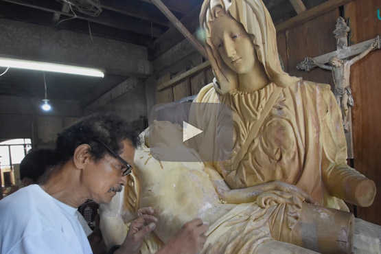 Philippine woodcarvers get busy during Holy Week