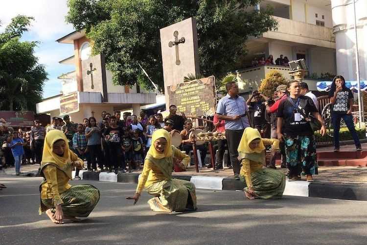 Indonesian Muslims defy extremism by marking Holy Week 