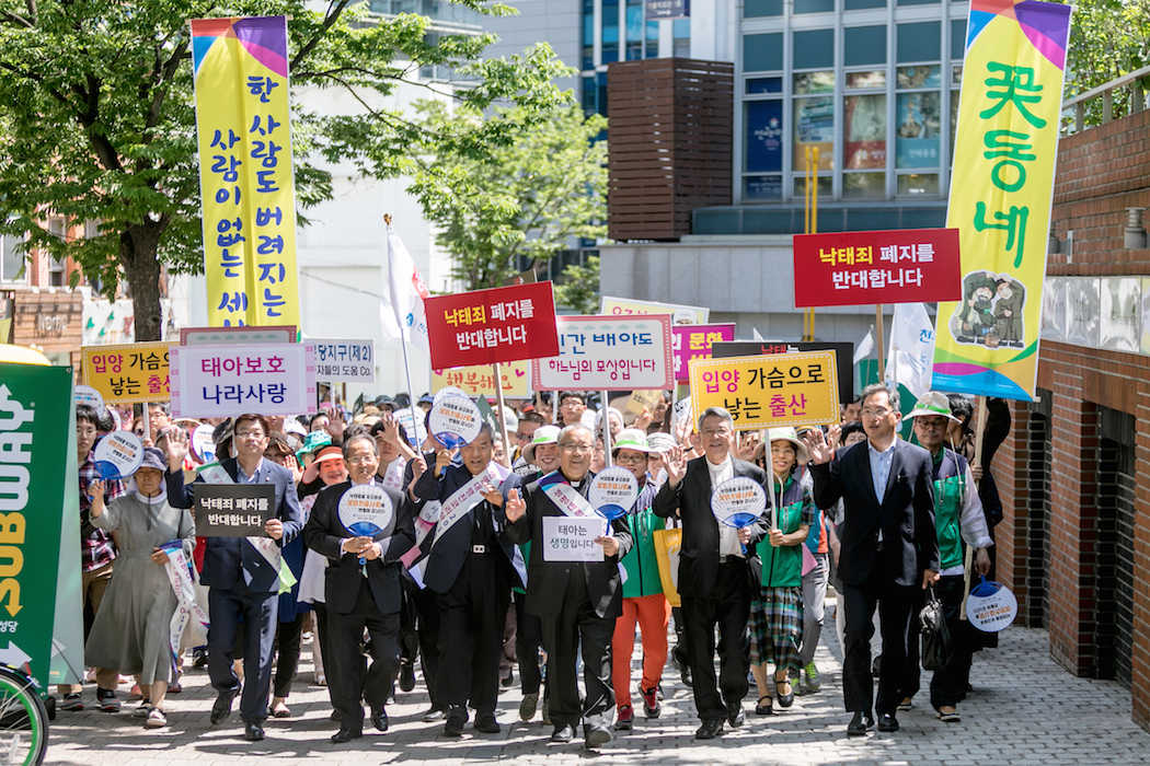 Fearing 'culture of death,' Seoul rallies against abortion