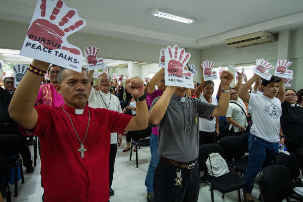 Filipino priests claim army death threats, harassment