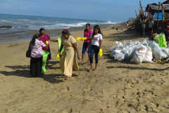 Volunteers pitch in to help clean Sri Lanka's coastline