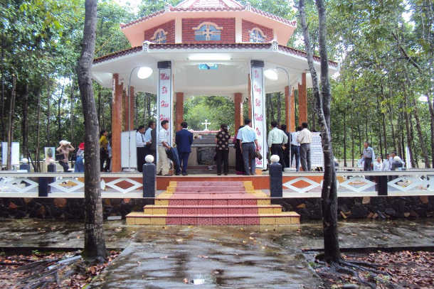 Martyrs' tombs inspire Vietnamese Catholics to live faith 