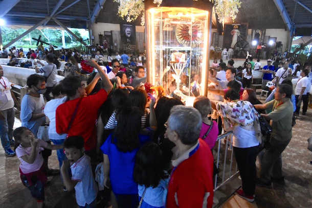 Filipinos bid farewell to heart relic of Padre Pio